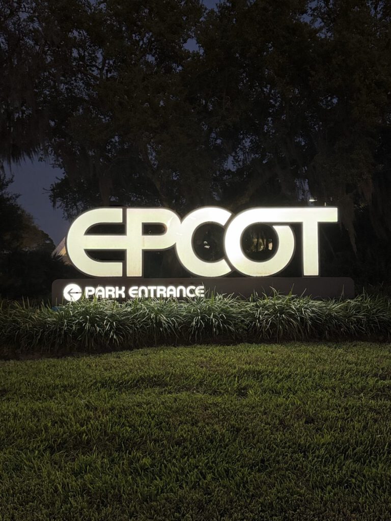 EPCOT-Schild am Parkeingang bei Nacht