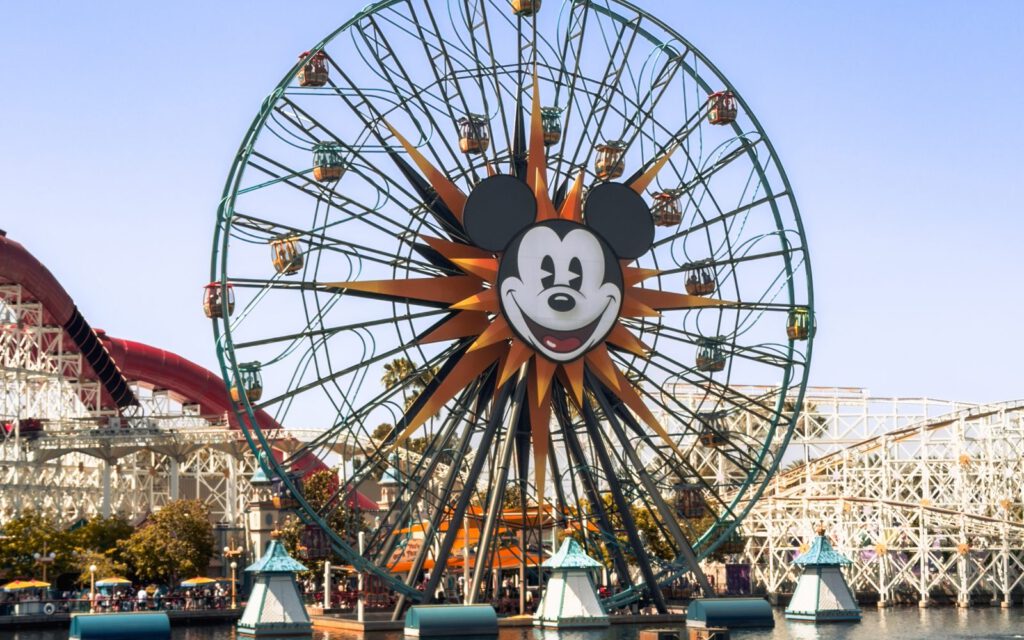Mickey-Riesenrad am Pixar Pier in Disney California Adventure