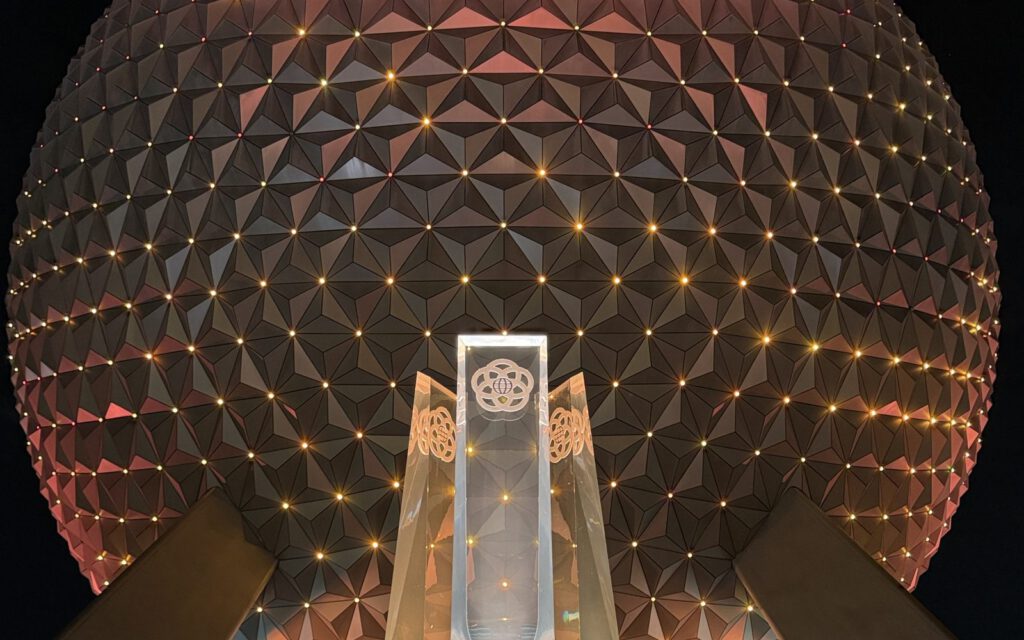 Spaceship Earth im EPCOT bei Nacht