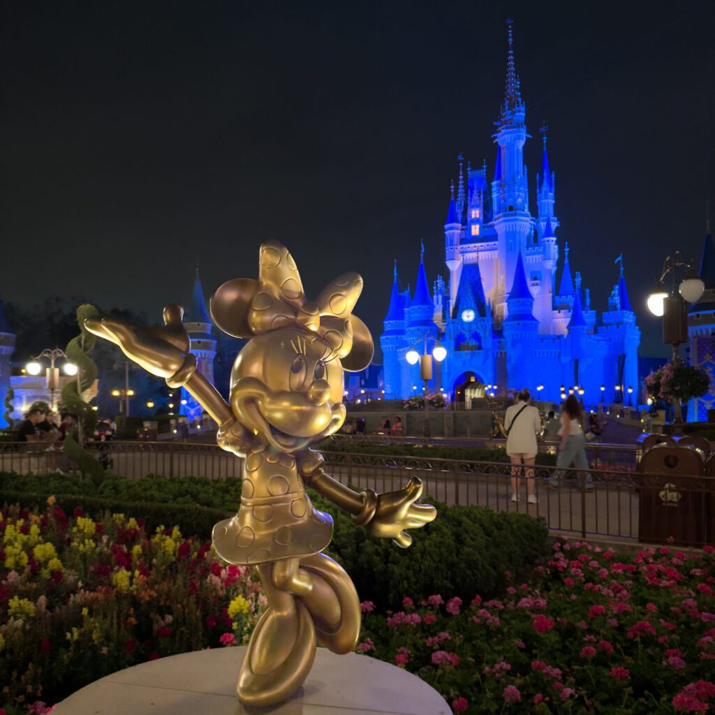 Goldene Minnie-Statue vor dem Cinderella-Schloss im Magic Kingdom