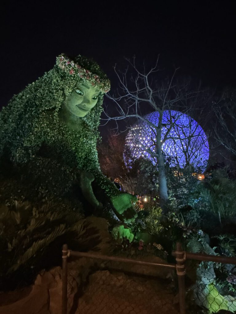 Te Fiti als Pflanzenfigur im EPCOT bei Nacht