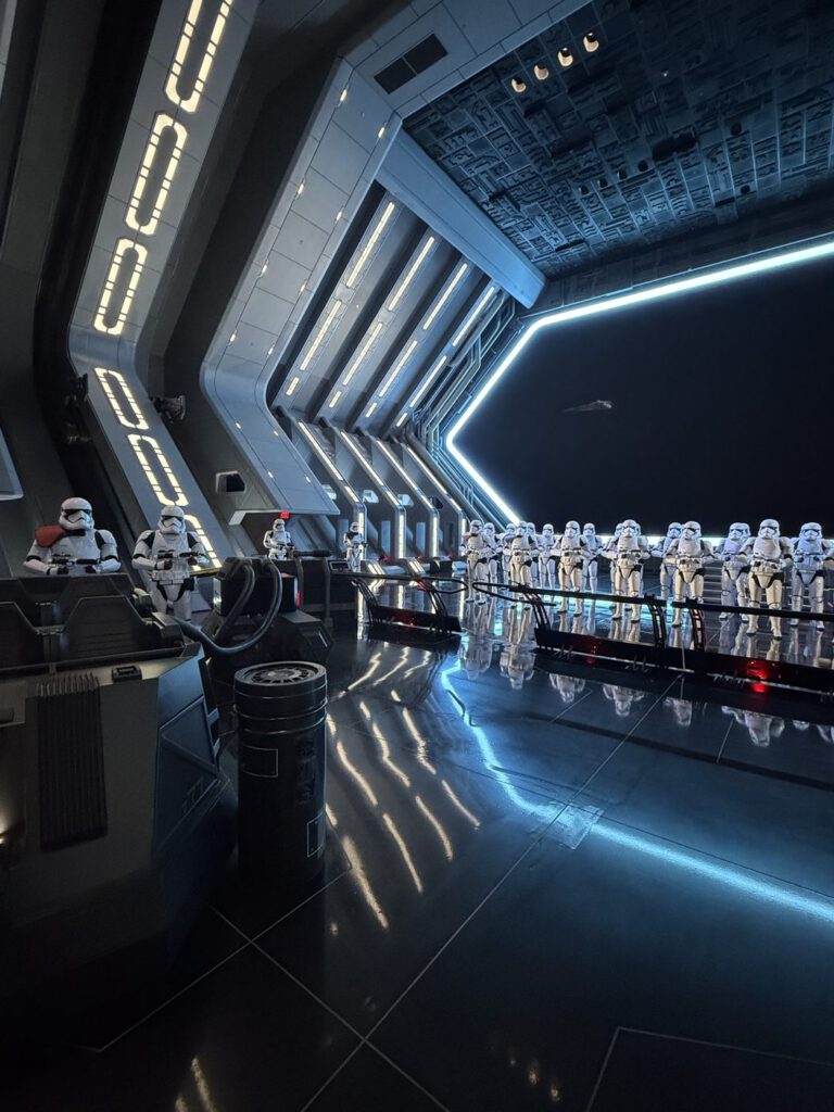 Sturmtruppler in der Warteschlange von Star Wars: Rise of the Resistance